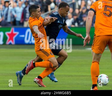 Kansas City, Kansas, États-Unis. 4th mars 2022. Le défenseur sportif de KC Logan Ndenbe #18 (r) vies pour le centre de terrain offense contre Houston Dynamo milieu de terrain Matias Vera #22 (l) pendant la première moitié du match. (Image de crédit: © Serena S.Y. Fil de presse HSU/ZUMA) Banque D'Images