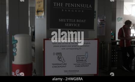 UNvaxed pas voulu à LA PÉNINSULE DE BANGKOK sur la rivière Chao Phraya vous devez montrer vos articles Avertissement signe Covid-19 pandémie Banque D'Images
