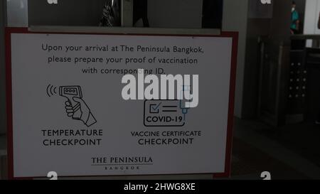 UNvaxed pas voulu à LA PÉNINSULE DE BANGKOK sur la rivière Chao Phraya vous devez montrer vos articles Avertissement signe Covid-19 pandémie Banque D'Images