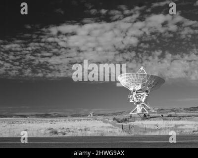 Noir et blanc de très grande baie au Nouveau-Mexique. Également connue sous le nom de VLA, l'antenne mesure plus de 80 pieds de diamètre. Il y a 28 antennes dans la zone. Banque D'Images