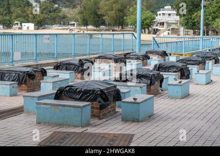 Zéro Covid Hong Kong. OMICRON. 2022. Restrictions sociales Covid à Hong Kong obligeant les lieux publics et les installations de loisirs à fermer en raison d'Omicron. Des barbecues sont fermés sur une plage locale. Banque D'Images