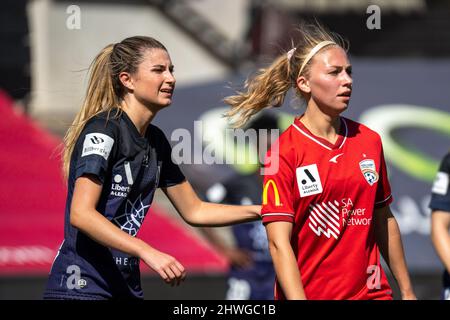 Adélaïde, Australie. 06th mars 2022. Charlotte McLean (3 Sydney) et Fiona Worts (23 Adélaïde) pendant le match Liberty A-League Womens entre Adelaide United et Sydney FC au stade Coopers d'Adélaïde, en Australie. NOE Llamas/SPP crédit: SPP Sport Press photo. /Alamy Live News Banque D'Images