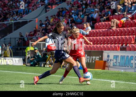 Adélaïde, Australie. 06th mars 2022. Fiona Worts (23 Adélaïde) et Charlize Rule (19 Sydney) se battent pour le ballon lors du match Liberty A-League Womens entre Adelaide United et Sydney FC au stade Coopers d'Adélaïde, en Australie. NOE Llamas/SPP crédit: SPP Sport Press photo. /Alamy Live News Banque D'Images