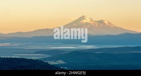 Vue panoramique sur la vallée de Butte et le mont Shasta, Californie Banque D'Images