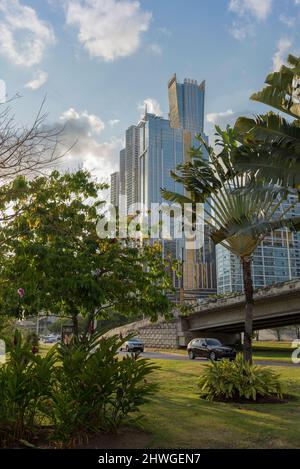 Vue sur les gratte-ciel et le front de mer de Panama Bay, Panama City Banque D'Images