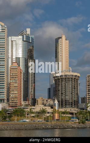 Vue sur les gratte-ciel et le front de mer de Panama Bay, Panama City Banque D'Images