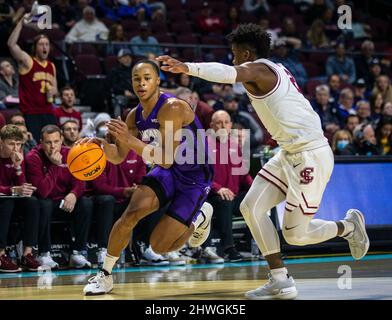 05 2022 mars Las Vegas, NV, États-Unis le garde de Portland Chris Austin (5) se dirige vers le panier lors du match de quart de finale du tournoi de basket-ball de la NCAA West Coast Conference pour hommes entre les pilotes de Portland et les Broncos de Santa Clara. À l'arène d'Orléans Las Vegas, Nevada. Thurman James/CSM Banque D'Images
