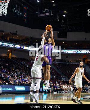 05 2022 mars Las Vegas, NV, États-Unis le garde de Portland Chris Austin (5) tire le ballon pendant le match de quart de finale du tournoi de basketball masculin de la NCAA West Coast Conference entre les pilotes de Portland et les Broncos de Santa Clara. À l'arène d'Orléans Las Vegas, Nevada. Thurman James/CSM Banque D'Images