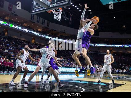 05 2022 mars Las Vegas, NV, États-Unis Portland Forward Kristian Sjolund (12) se dirige vers le panier lors du match de la NCAA West Coast Conference pour hommes Tournament Quarterfinales de basket-ball entre Portland Pilots et les Santa Clara Broncos. À l'arène d'Orléans Las Vegas, NV. Thurman James/CSM Banque D'Images