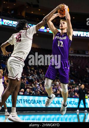 05 2022 mars Las Vegas, NV, États-Unis Portland Forward Kristian Sjolund (12) se dirige vers le panier lors du match de la NCAA West Coast Conference pour hommes Tournament Quarterfinales de basket-ball entre Portland Pilots et les Santa Clara Broncos. À l'arène d'Orléans Las Vegas, NV. Thurman James/CSM Banque D'Images