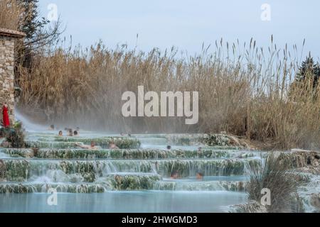 Le spa naturel de Saturnia, Grosseto, Italie, avec des personnes se baignant dans les eaux thermales Banque D'Images