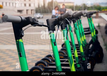 Parking pour les scooters électriques à louer, transport écologique pour la ville. Banque D'Images