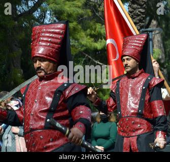 Les participants de la « Marche de conquête », portant des vêtements ottomans traditionnels, à un événement pour célébrer le 815th anniversaire de la conquête d'Antalya, Turquie, par Gıyaseddin Keyhüsrev dans le parc Karaalioğlu, Antalya, Turquie, le 5th mars 2022. Les célébrations, organisées par le Bureau du gouverneur, ont commencé avec la marche de Cumhuriyet Square. Les hommes portent des vêtements ottomans. L'événement est considéré comme une célébration de la liberté. Banque D'Images