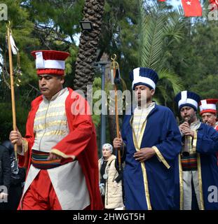 Les participants de la « Marche de conquête », portant des vêtements ottomans traditionnels, à un événement pour célébrer le 815th anniversaire de la conquête d'Antalya, Turquie, par Gıyaseddin Keyhüsrev dans le parc Karaalioğlu, Antalya, Turquie, le 5th mars 2022. Les célébrations, organisées par le Bureau du gouverneur, ont commencé avec la marche de Cumhuriyet Square. Les hommes portent des vêtements ottomans. L'événement est considéré comme une célébration de la liberté. Banque D'Images