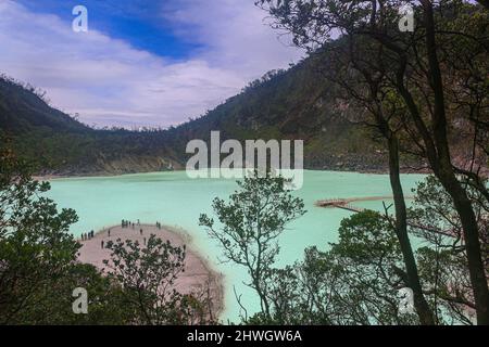 zone touristique Kawah Putih à Ciwidey, Bandung, West Java c'est un lac cratère formé de l'éruption du mont Patuha Banque D'Images