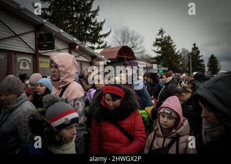 Shehyni, Ukraine - 5 mars 2022 : les habitants de la frontière entre Shehyni et Medyka sont contraints de fuir leurs foyers après que la Russie ait lancé une invasion à grande échelle du pays. Crédit: Piero Cruciatti/Alay Live News Banque D'Images