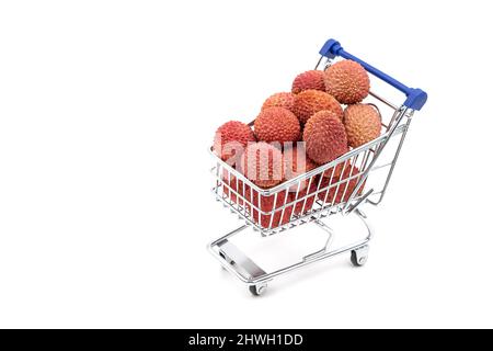 Carte de shopping ou chariot de supermarché plein de fruits Lychee isolés sur un fond blanc. Banque D'Images