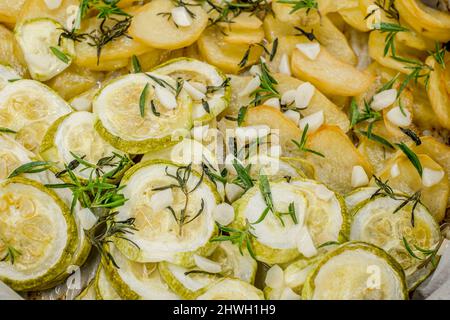 tranches de pommes de terre fraîchement cuites et courgettes avec aneth et ail Banque D'Images