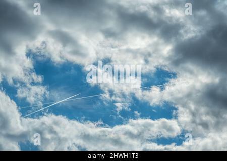 nuages blancs dans le ciel bleu avec avion à réaction Banque D'Images