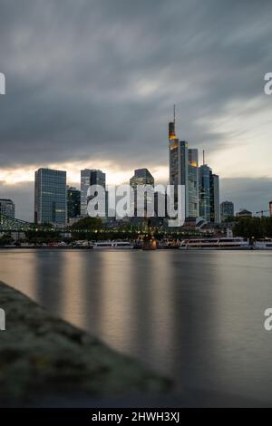 Francfort-sur-le-main, Allemagne. 29th septembre 2021. La ligne d'horizon de Francfort-sur-le-main dans la soirée, le 29 septembre 2021. Au sommet des gratte-ciel, la Tour Commerzbank, le siège de Commerzbank. (Photo par Alexander Pohl/Sipa USA) crédit: SIPA USA/Alay Live News Banque D'Images