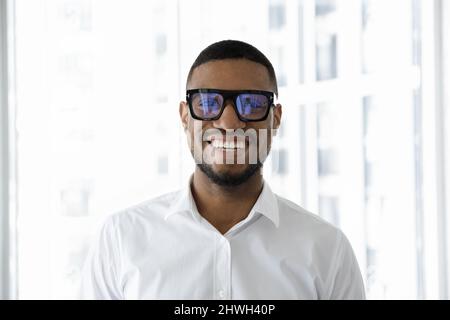Portrait d'un bel employé afro-américain joyeux du millénaire. Banque D'Images