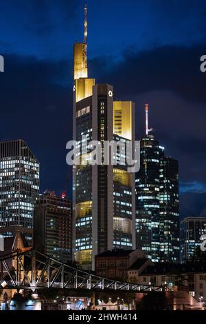 Francfort-sur-le-main, Allemagne. 06th mars 2022. La Tour Commerzbank, siège de la Commerzbank, entourée de gratte-ciels à Francfort-sur-le-main dans la nuit, le 6 mars 2022. (Photo par Alexander Pohl/Sipa USA) crédit: SIPA USA/Alay Live News Banque D'Images