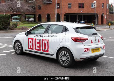 Conducteur apprenant ayant une leçon de conduite dans une voiture de formation de conducteur rouge, Royaume-Uni Banque D'Images