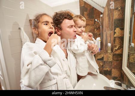 Portrait de papa drôle et d'enfants à la maison Banque D'Images