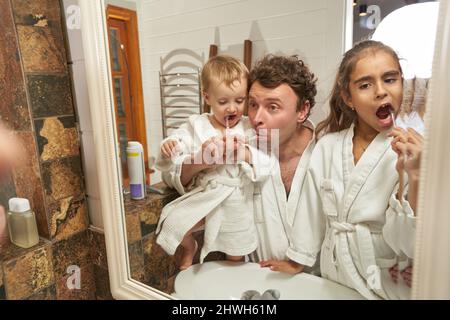 Portrait d'un père adulte et d'enfants à la maison Banque D'Images