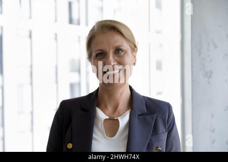 Portrait d'une femme d'affaires heureuse d'âge moyen et confiante. Banque D'Images