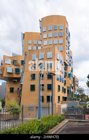 Le bâtiment de l'aile du Dr Chau Chak conçu par Frank Gehry, qui fait partie de l'Université de technologie de Sydney à Ultimo, est connu localement sous le nom de bâtiment des sacs en papier Banque D'Images