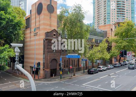 Une caméra de surveillance de la circulation se trouve au-dessus de l'angle d'Ultimo Road et de Darling Drive, près des bâtiments de l'UTS Haymarket à Ultimo, Sydney, Australie Banque D'Images