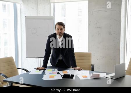 Portrait du jeune homme 30s confiant leader en costume. Banque D'Images