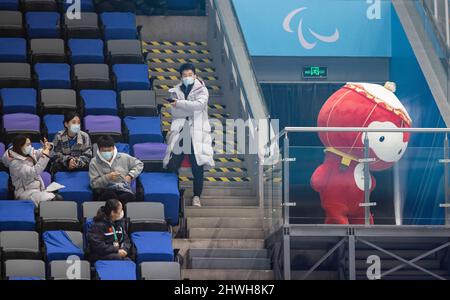 Beijing, Stade intérieur national de Beijing. 6th mars 2022. Shuey Rhon Rhon, la mascotte des Jeux paralympiques d'hiver de 2022 à Beijing, apparaît au Stade national intérieur de Beijing, le 6 mars 2022. Credit: CAI Yang/Xinhua/Alay Live News Banque D'Images