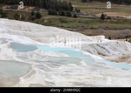 Travertins carbonatés des piscines naturelles pendant le coucher du soleil, Pamukkale, Turquie Banque D'Images