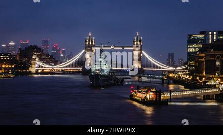 La soirée tombe sur le célèbre Tower Bridge de Londres et le HMS Belfast sur la tamise. Banque D'Images