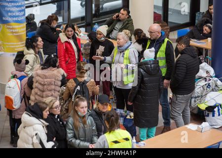 Varsovie, Pologne. 04th mars 2022. Les réfugiés sont vus au point d'accueil du Centre sportif central de Torwar. Au point d'accueil, les réfugiés reçoivent des informations sur leur séjour en Pologne, leur hébergement temporaire, un repas chaud, une boisson, des soins médicaux de base et un lieu de repos. Plus de 827 000 000 réfugiés d'Ukraine sont arrivés en Pologne depuis le début de l'invasion russe à grande échelle de l'Ukraine. Crédit : SOPA Images Limited/Alamy Live News Banque D'Images