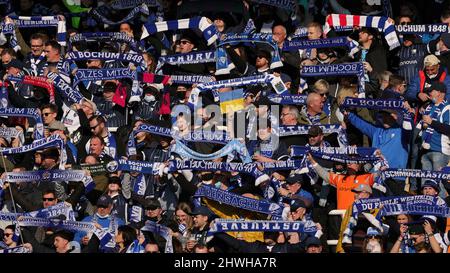 Bochum, Allemagne. 05th Mar, 2022. Firo : 05.03.2022, Fuvuball, 1.Bundesliga, saison 2021/2022, VfL Bochum - SpVgg Greuther Fvºrth 2:1 fans Bochum, foulards, UKRAINE affiche crédit: dpa/Alamy Live News Banque D'Images