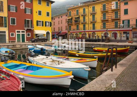 Hivernent au bord de mer du Castelletto di Brenzone, sur le lac de Garde, dans la province de Vérone, en Vénétie, au nord-est de l'Italie Banque D'Images