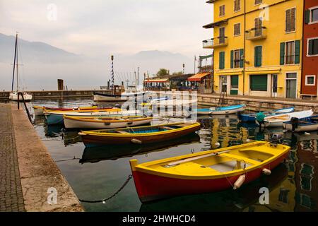 Hivernent au bord de mer du Castelletto di Brenzone, sur le lac de Garde, dans la province de Vérone, en Vénétie, au nord-est de l'Italie Banque D'Images