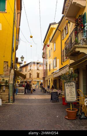 Torri del Benaco, Italie - décembre 27 2021. Bâtiments historiques à Noël près du front de mer à Torri del Benaco au lac de Garde, dans la province de Vérone Banque D'Images