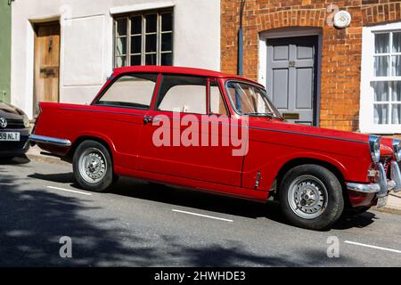 Woodbridge Suffolk UK juillet 16 2021: Un classique 1969 Triumph Herald 1200 garés dans la rue dans un centre-ville animé Banque D'Images