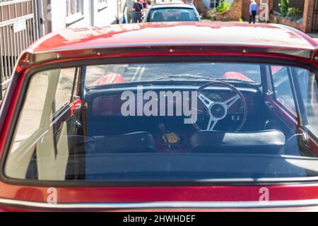 Woodbridge Suffolk UK juillet 16 2021: Un classique 1969 Triumph Herald 1200 garés dans la rue dans un centre-ville animé Banque D'Images