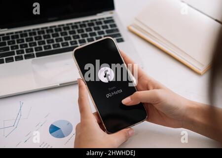 CHIANG MAI THAÏLANDE. 06 MARS 2022. Woman tient l'iPhone 13 avec le logo de l'application facebook à l'écran. facebook est une application de partage de photos pour smartphones Banque D'Images