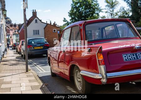 Woodbridge Suffolk UK juillet 16 2021: Un classique 1969 Triumph Herald 1200 garés dans la rue dans un centre-ville animé Banque D'Images