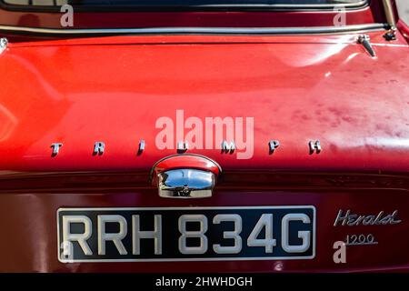 Woodbridge Suffolk UK juillet 16 2021: Un classique 1969 Triumph Herald 1200 garés dans la rue dans un centre-ville animé Banque D'Images