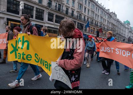 Jeunesse climat chaud protestation contre l'utilisation du pétrole à travers Londres, faisant des arrêts à diverses intersections principales dans le centre-ville Banque D'Images