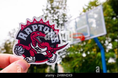 Le 15 septembre 2021, Toronto, Canada, Un homme tient l'emblème du club de basket-ball des Toronto Raptors dans sa main sur le terrain sportif. Banque D'Images