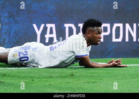 Madrid, Espagne. 5th mars 2022. Le Vinicius Jr. Du Real Madrid réagit lors du match de la Liga entre le Real Madrid et la Real Sociedad au stade Santiago Bernabeu de Madrid, Espagne, le 5 mars 2022. Credit: Gustavo Valiente/Xinhua/Alamy Live News Banque D'Images