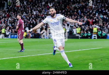 Madrid, Espagne. 5th mars 2022. Karim Benzema du Real Madrid célèbre son but lors du match de la Liga entre le Real Madrid et la Real Sociedad au stade Santiago Bernabeu de Madrid, Espagne, le 5 mars 2022. Credit: Gustavo Valiente/Xinhua/Alamy Live News Banque D'Images